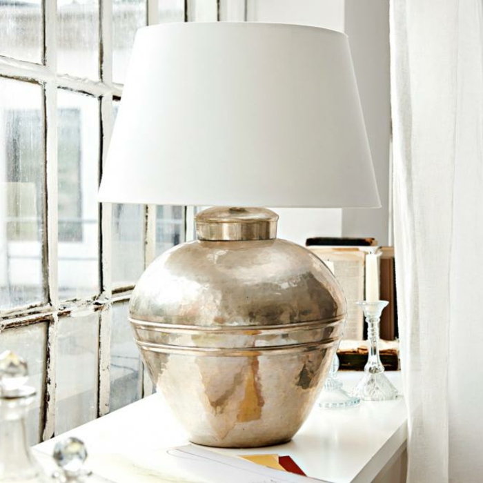 Lampe für Fensterbank mit gerundetem Fuß aus Messing