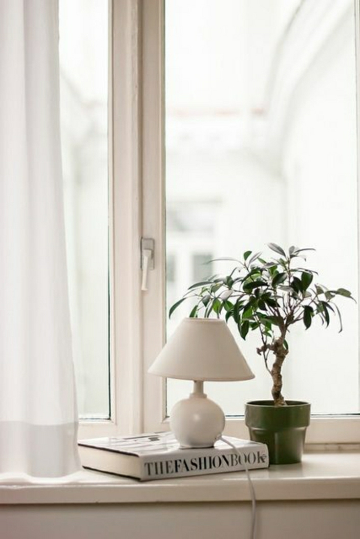 Lampe für Fensterbank klein und dekorativ milchweiß