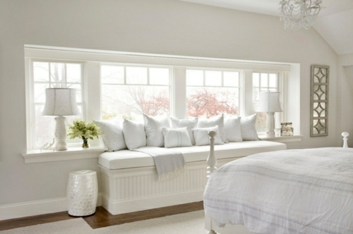 weißes schlafzimmer sitzplatz am fensterbank lampen und kissen