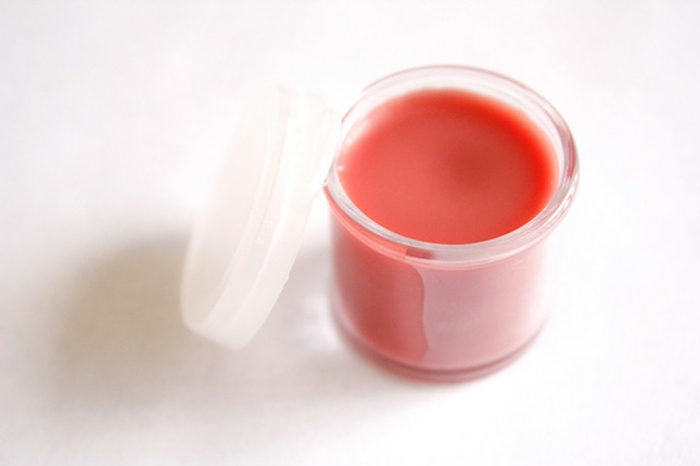 Lipgloss selber machen - pinker Lipgloss aus Mandelöl, Sheabutter, Bienenwachs, Rizinusöl