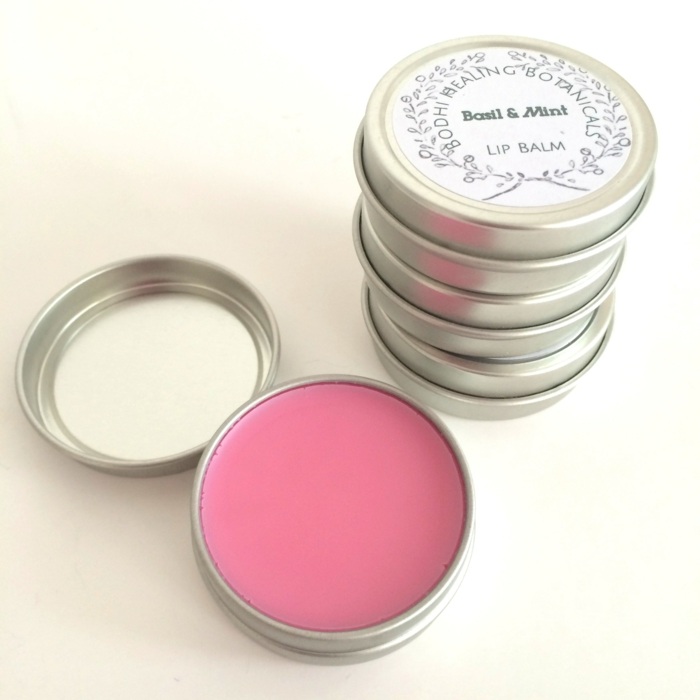 lippenpflege selber machen, rosa balsam, behälter aus metall