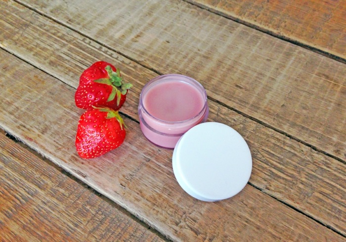 lippenpflege selber machen mit erdbeeren, weißer verschlussdeckel