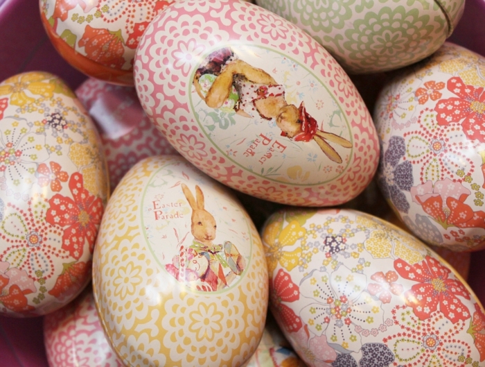 Eier lustig - zwei Osterhasen wie Adligen gekleidet mit einer Aufschrift