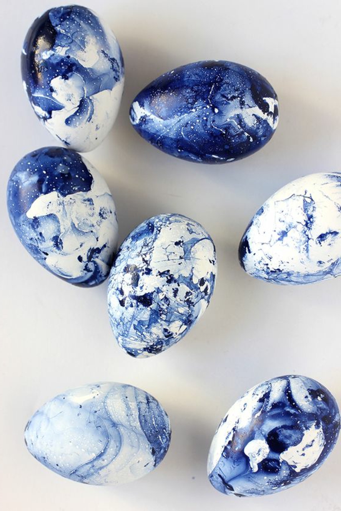 blaue Eier lustig mit blauem Nagellack und Wasser bemalt - abstrakte Formen