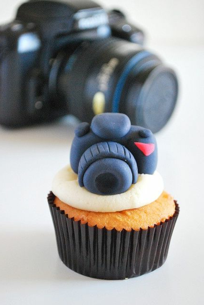 kleiner cupcake dekoriert mit fotoapparat aus schwarzem fondant