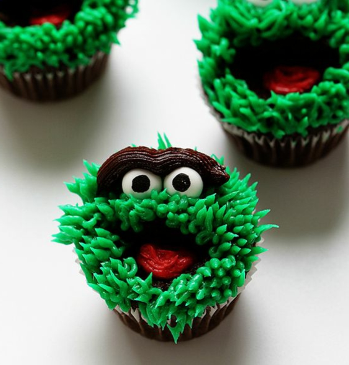 muffin dekoriert wie grünes monster aus sahne