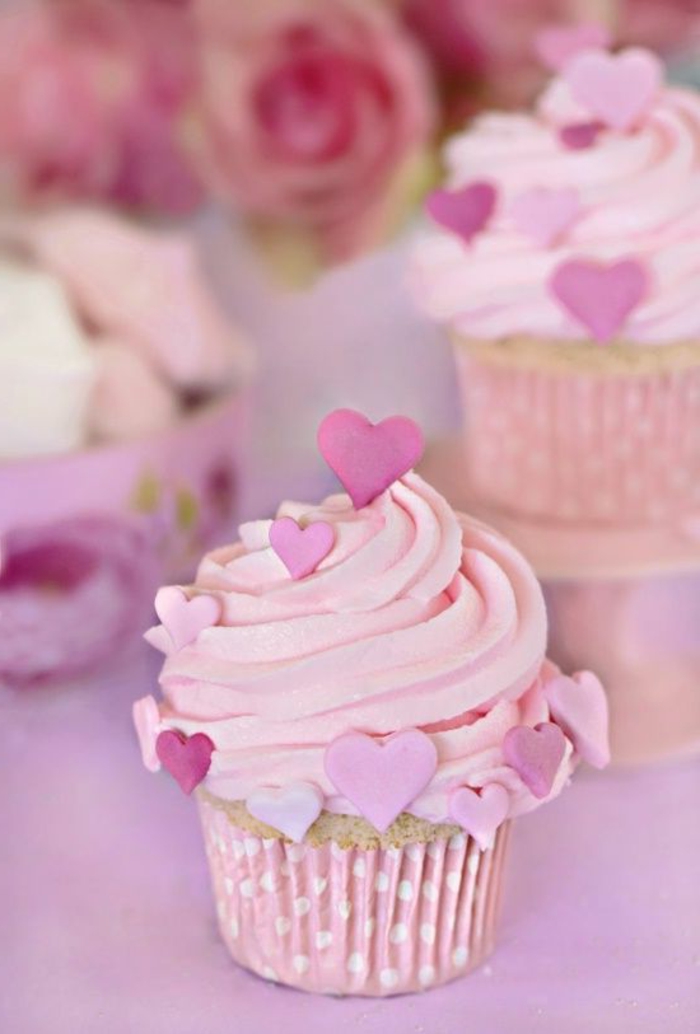 cupcake dekoriert mit rosa herzen aus fondant und sahne