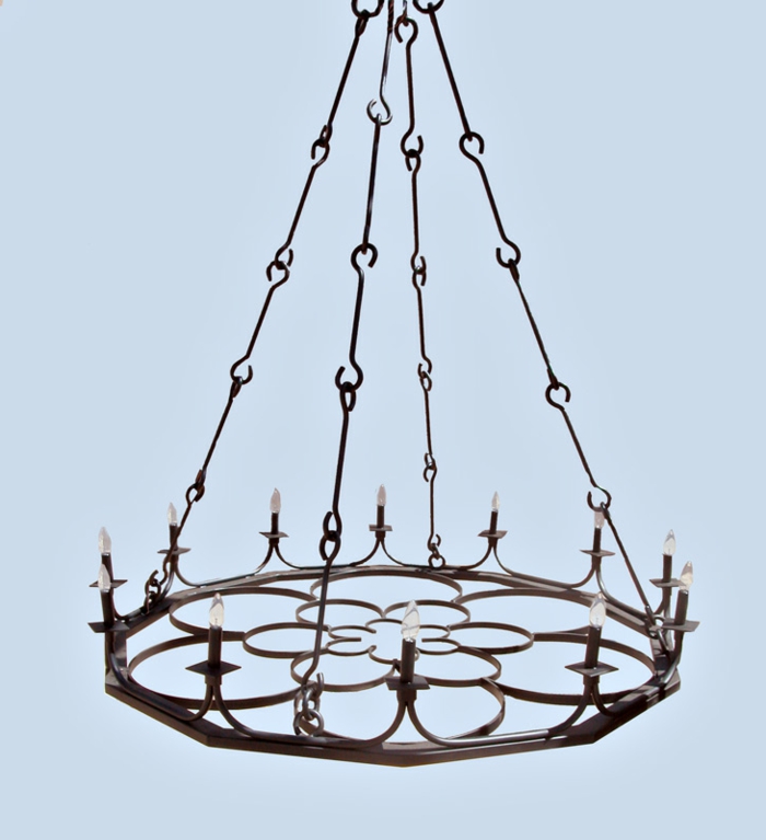 Kronleuchter im minimalistisch-gotischen Stil aus aneinanderhängenden Metallelementen