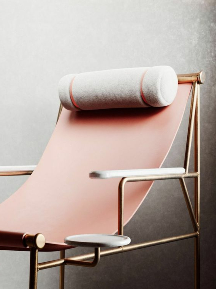 minimalistisches Relax-Stuhl aus verarbeitetem Leder in Hellpink, runder Kopfkisse, Getränkehalter
