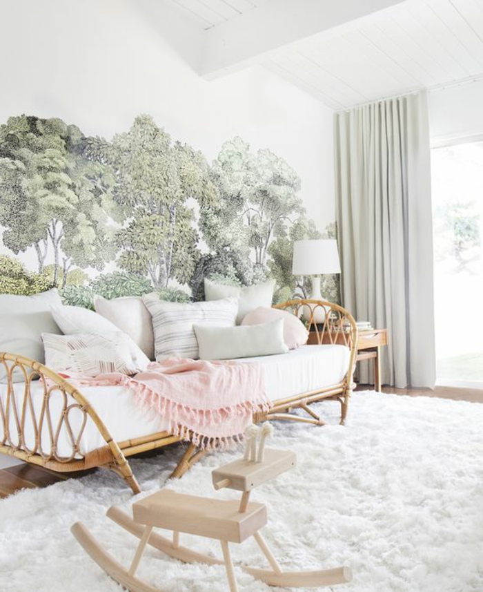 minimalistic-Wohnzimmer mit weißem wolkenweichen Teppich, Holzbank mit weißen Kissen, Mustertapete