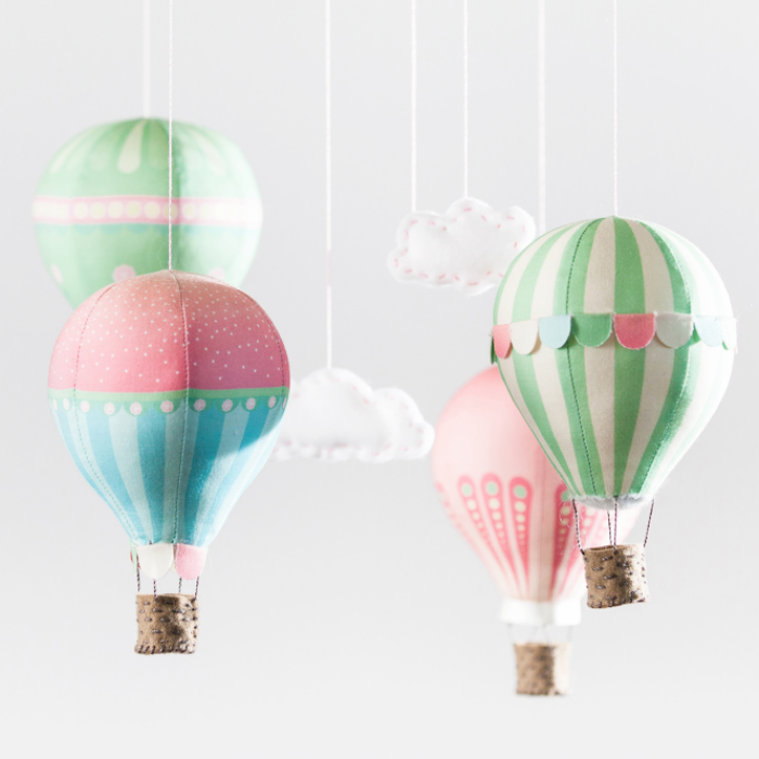 mobile nähen anleitung, heißluftballons selber machen, ballons aus buntem papier, babyzimmer dekorieren