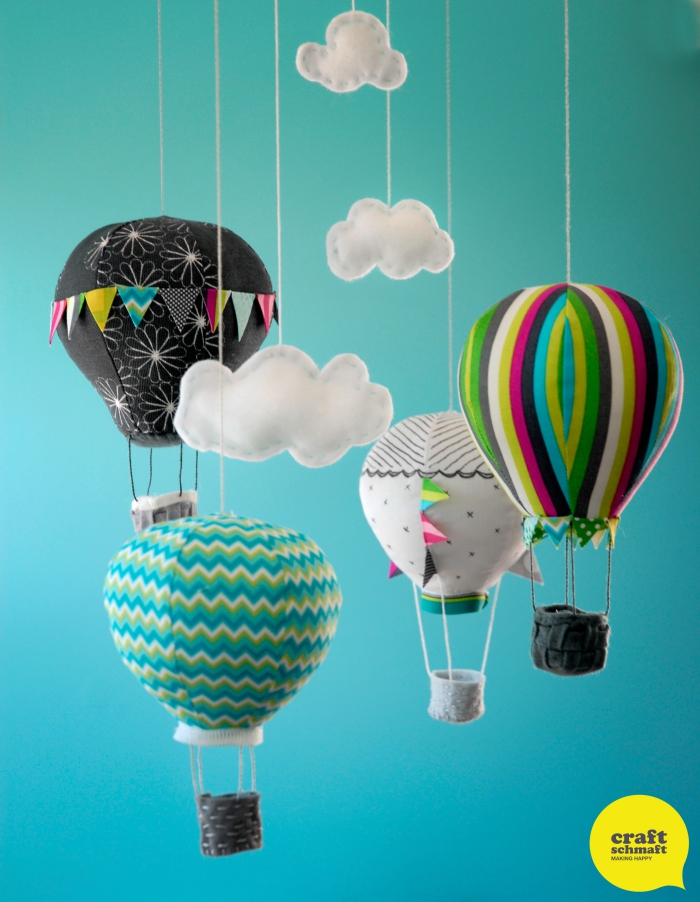 mobile nähen, heißluftballon basteln ideen, diy deko für babyzimmer, bunte ballons aus stoff