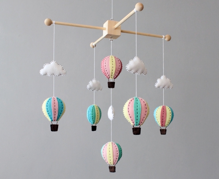 mobile nähen, weiße wolken, bunte heißluftballons aus wollfilz, babyzimmer dekorieren