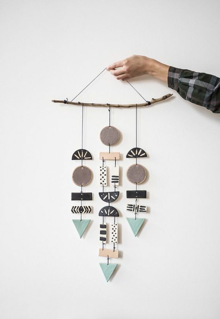 ein abstraktes Modell von Mobile aus Plastik und Holz
