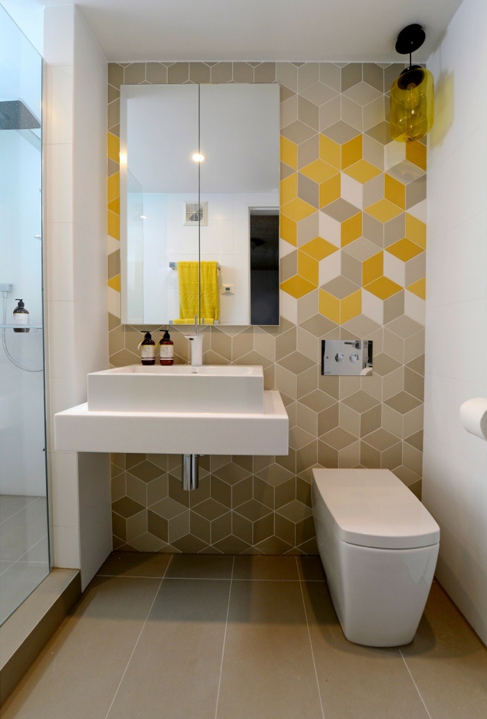 kleines Badezimmer mit geometrische Badfliesen mit gelben Motive, modernes Waschbecken