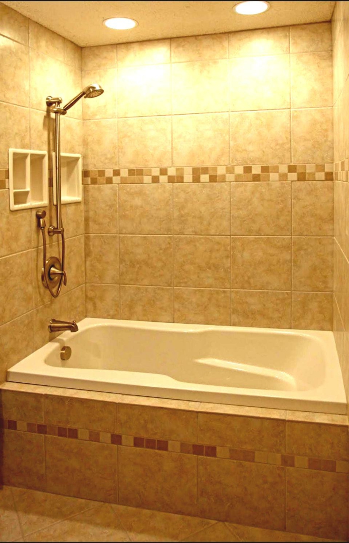 Designer Badewanne mit einer Dusche, Mosaikfliesen als Akzent, große Kacheln