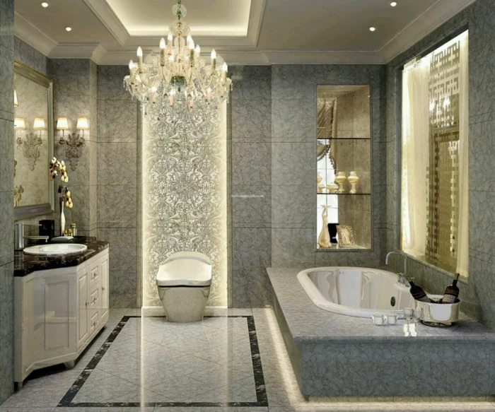 elegantes Badezimmer mit modernen Badfliesen, luxuriöses Design, Kronleuchter 