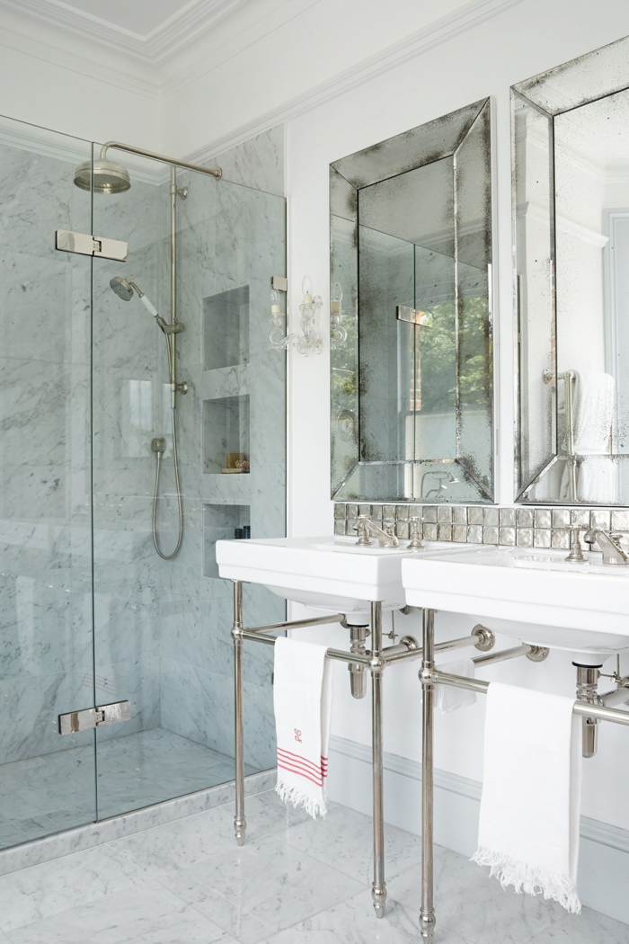 künstlich veralteter Spiegel zwei Waschbecken, Duschkabine, weiße Kacheln