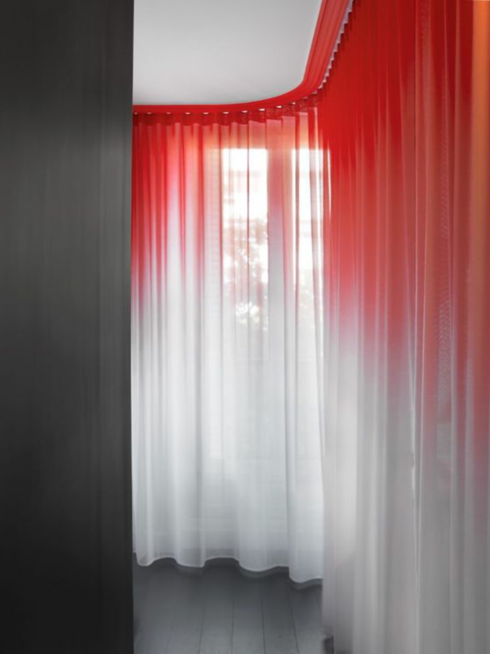 interessante moderne gardinen in weiß und rot als farbakzent