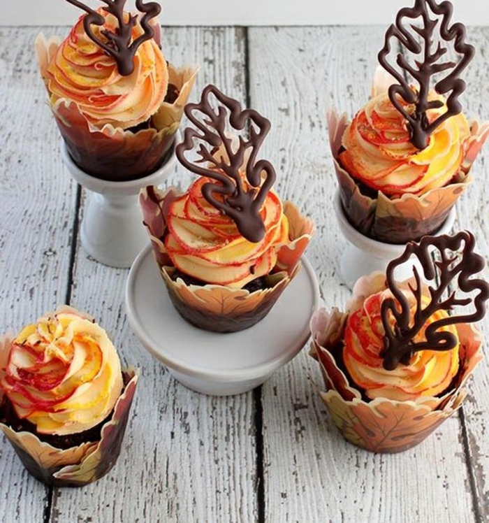 muffins mit oranger sahne und blättern aus schokolade