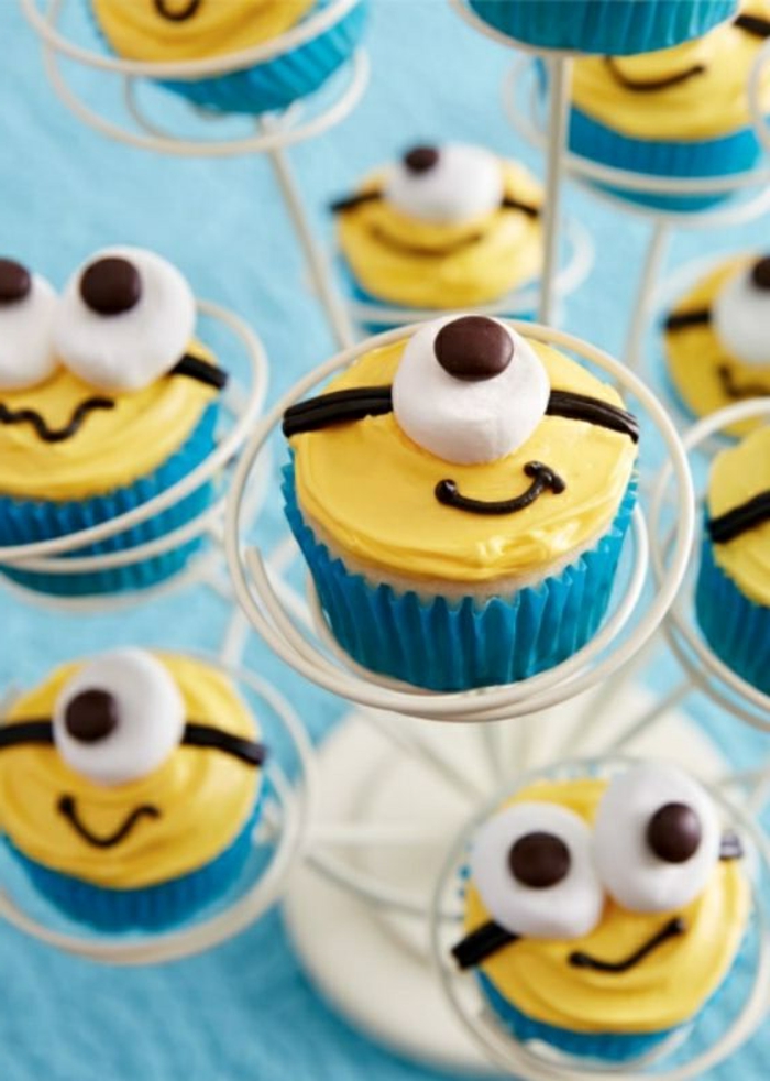 cupcakes wie minion dekorieren - gelbe sahne, augen aus bonbons