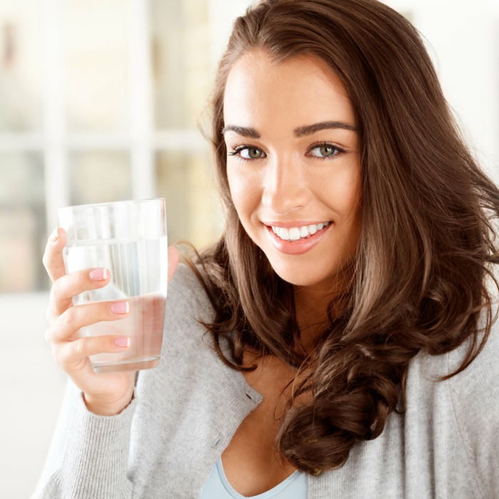 Nahrungsergänzungsmittel Trinken Sie Silberwasser