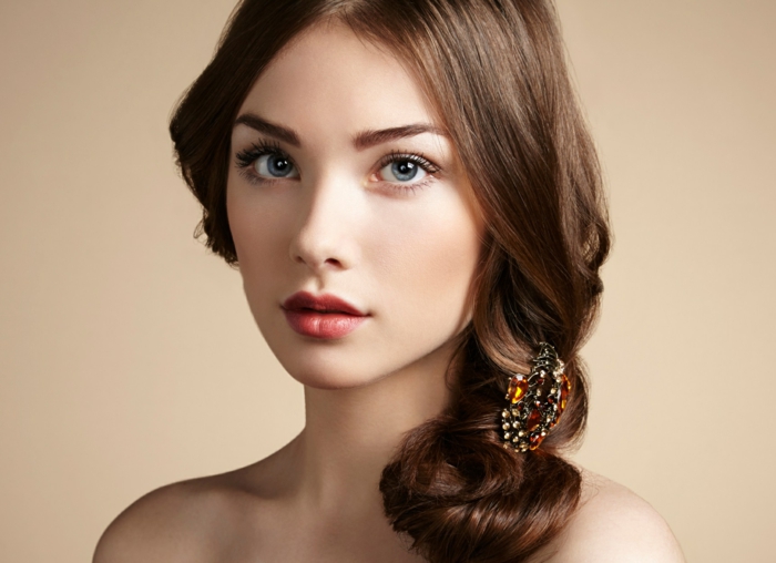 natürliche schminke bildschöne frau mit lockigen braunen haaren volle rote lippen blaue augen 