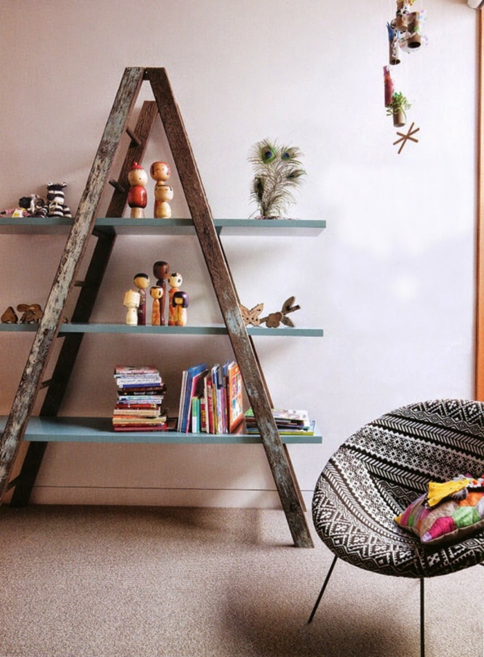 Alte Leiter aus Holz zum neuen Bücherregal, Upcycling Möbel, Wohnzimmer Dekoration, pinke Wand, runder Stuhl in grau, dunkler Boden
