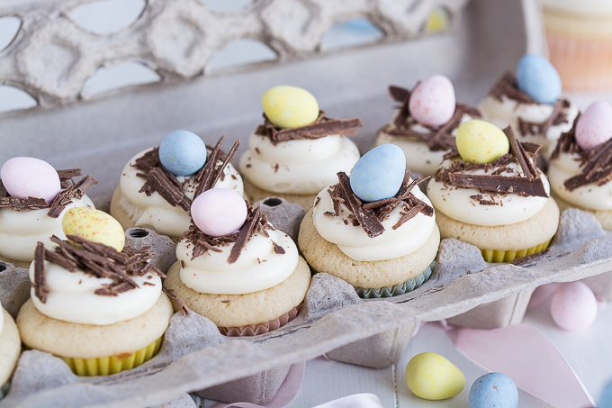 Eierkarton voller selbstgemachte Oster Cupcakes mit viel Schokolade 