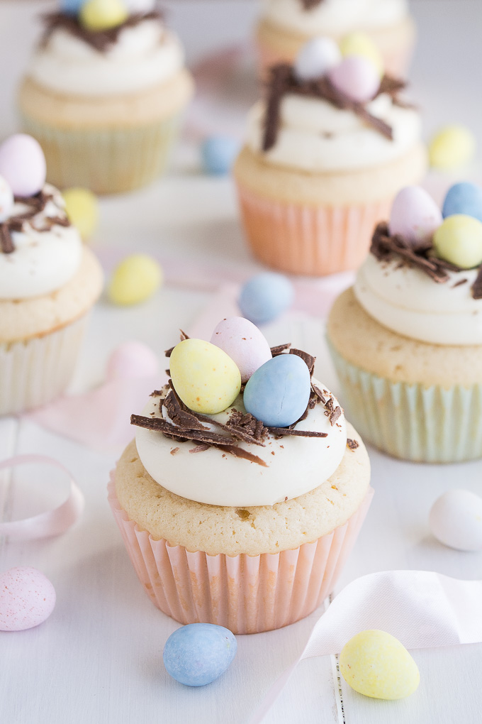 große Oster Cupcakes mit Schokoladenraspeln und bunte Eier als Dekoration