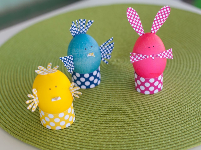 drei verschiedene Eier in gelber, blauer und rosa Farben wie Tiere