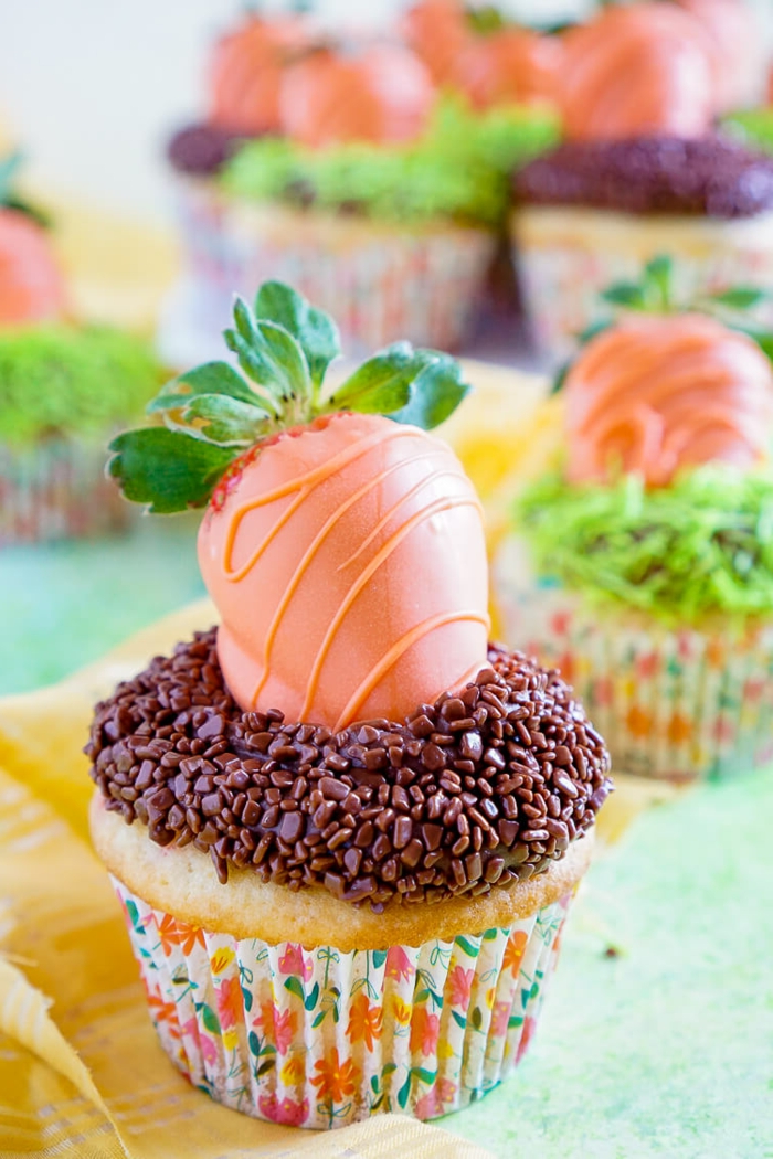 Karotten aus Erdbeeren auf Schokolade Glasur - Oster Cupcakes