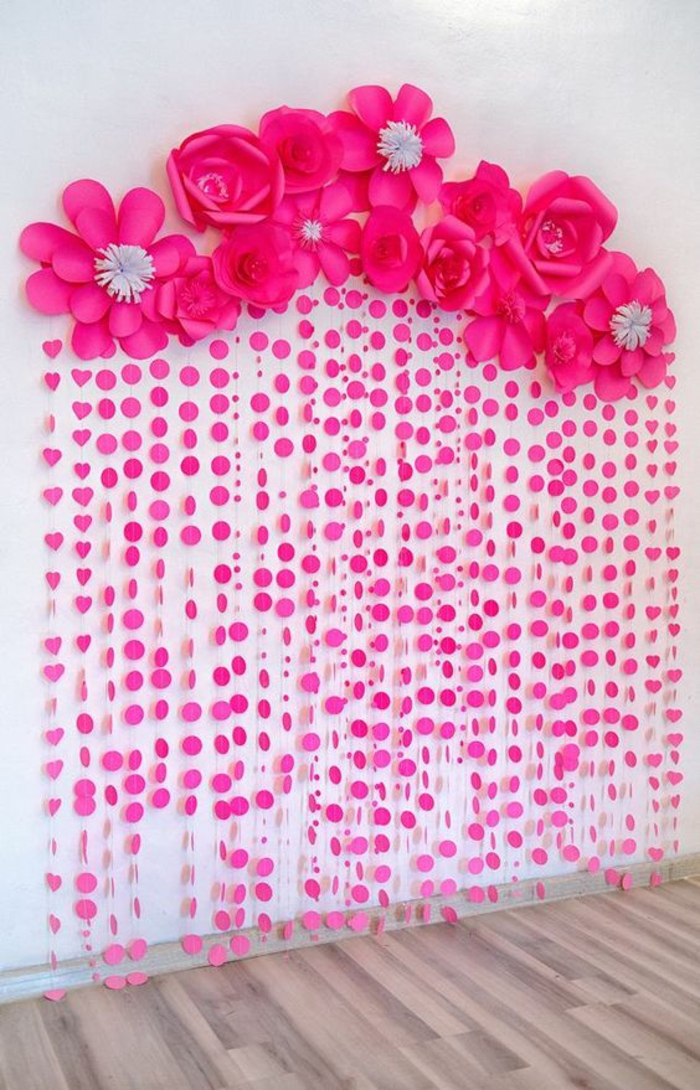 diy wanddekoration, große rosa blumen und girlande aus papier