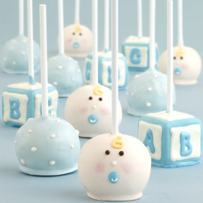cake pops dekoriert mit fondant in blau und weiß