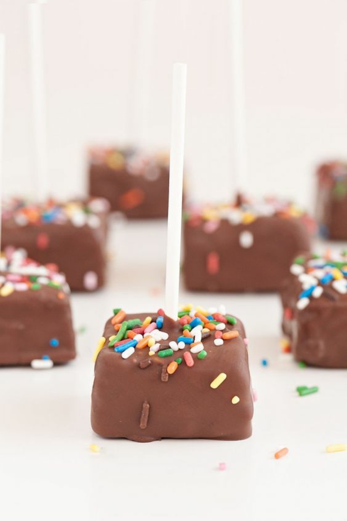 cake pops mit eckiger form mit glasur aus schokolade und zuckerperlen