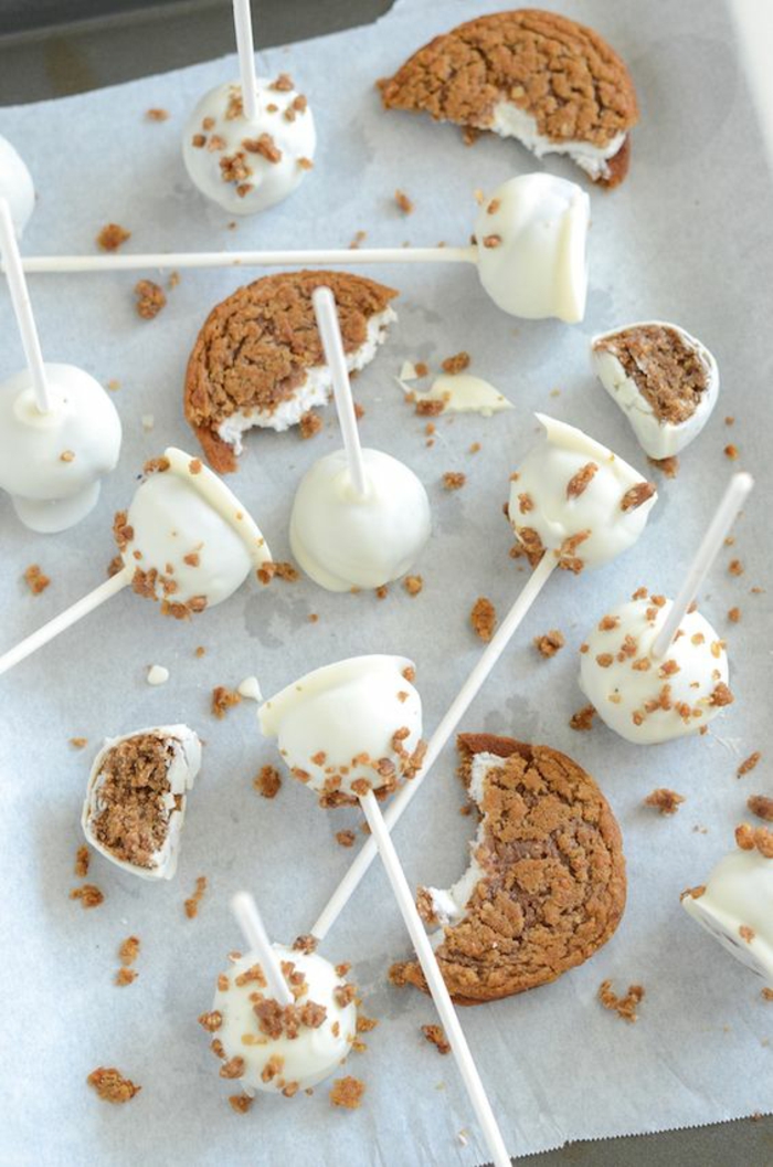 kekse und pop cakes mit glasur aus weißer schokolade