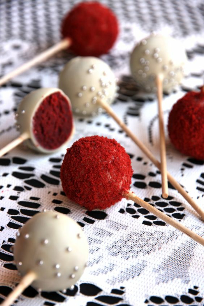 cake pops mit rotem teig und glasur aus weißer schokolade