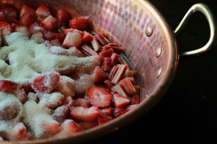 Rhabarber kochen - Rhabarber Marmelade mit Erdbeeren und Gelierzucker in einer Kupferschüssel