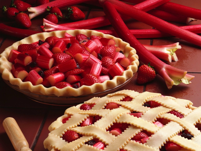 Rhabarber Rezepte: Pie mit Erdbeeren, Mehl, Milch, Zucker, Vanillezucker, Backpulver