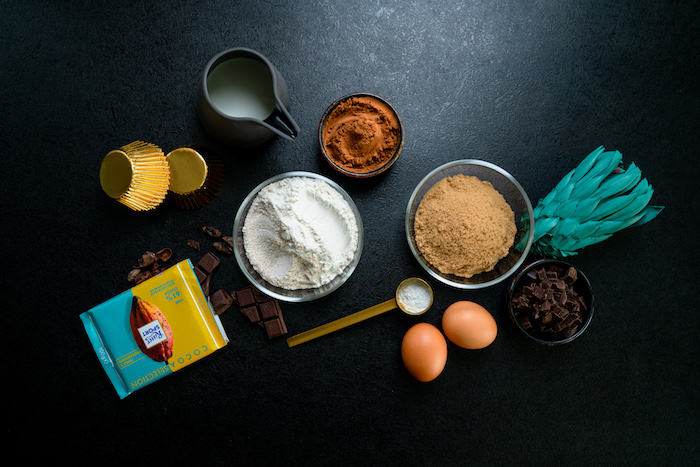 Zutaten für Schoko Cupcakes, Weizenvollkornmehl und Backpulver, Kokosblütenzucker und Kakaopulver, Milch und Eier 