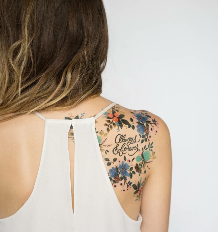tattoo vorlagen frauen wunderschönes buntes tattoo am schulter einer frau lange haare weißer top