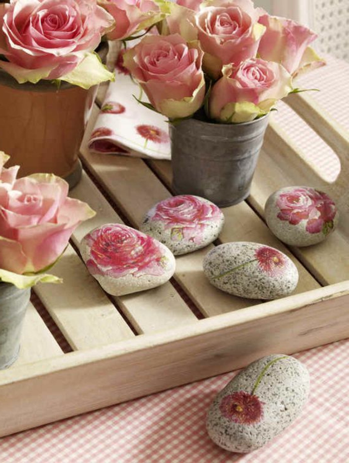 serviettentechnik auf steine, rosen und steine mit servietten mit pinken blumen 
