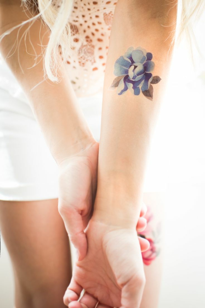 tattoo motive frau dezentes tattoo in blauer farbe weiße bluse aus spitze und wolle deko ideen 