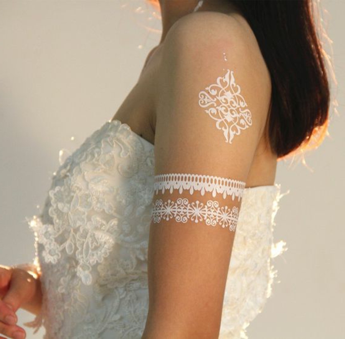 tattoo muster weiße deko elemente auf arm und schulter weiße tattoos für braute weißes kleid 