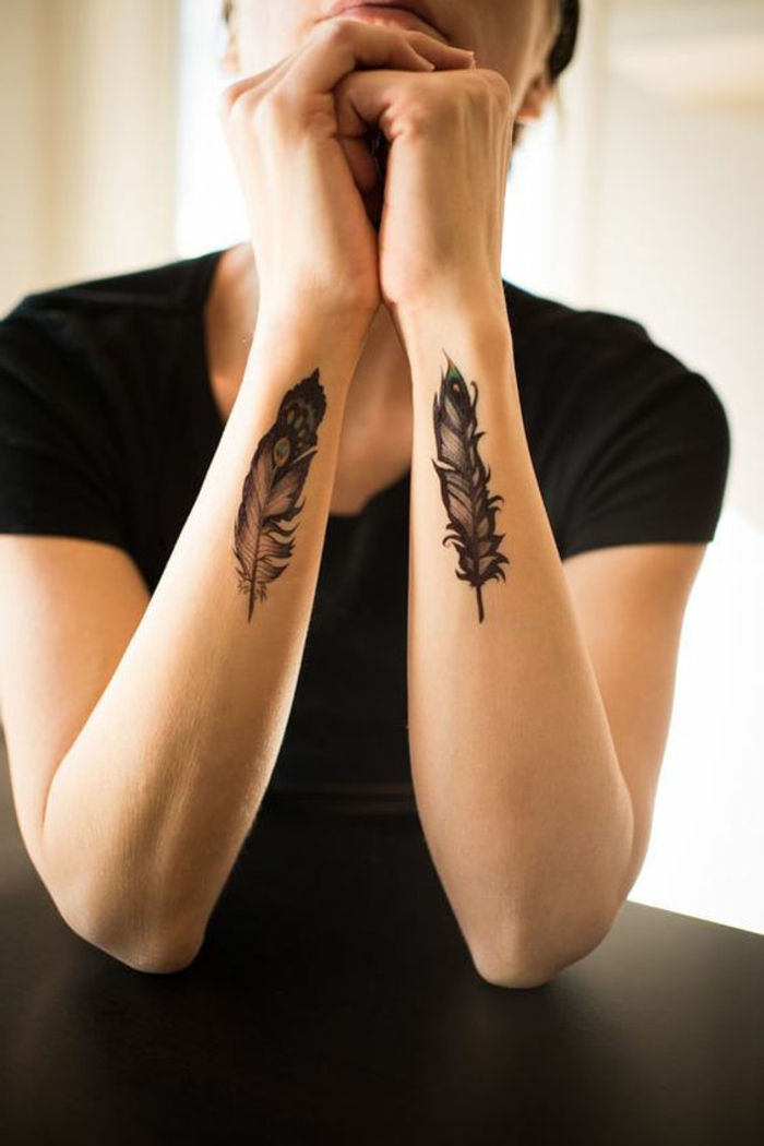 tattoo muster idee feder deko auf die beiden arme schwarzes t-shirt frau dezente idee tattoo