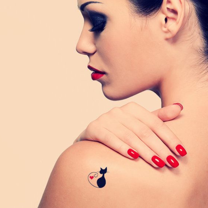 tattoo muster kleines tattoo bild von einer katze in schwarzer farbe mit herz deko element rot lippen nägel