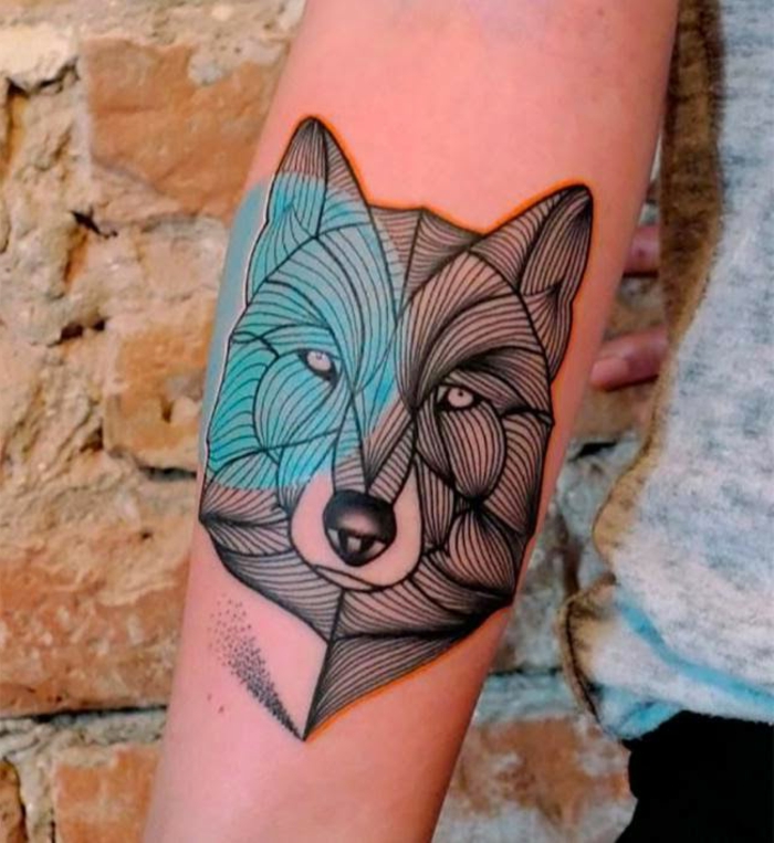 tattoo muster wolf hund oder was für ein tier ist das buntes tier blau rosa farben auf arm malen