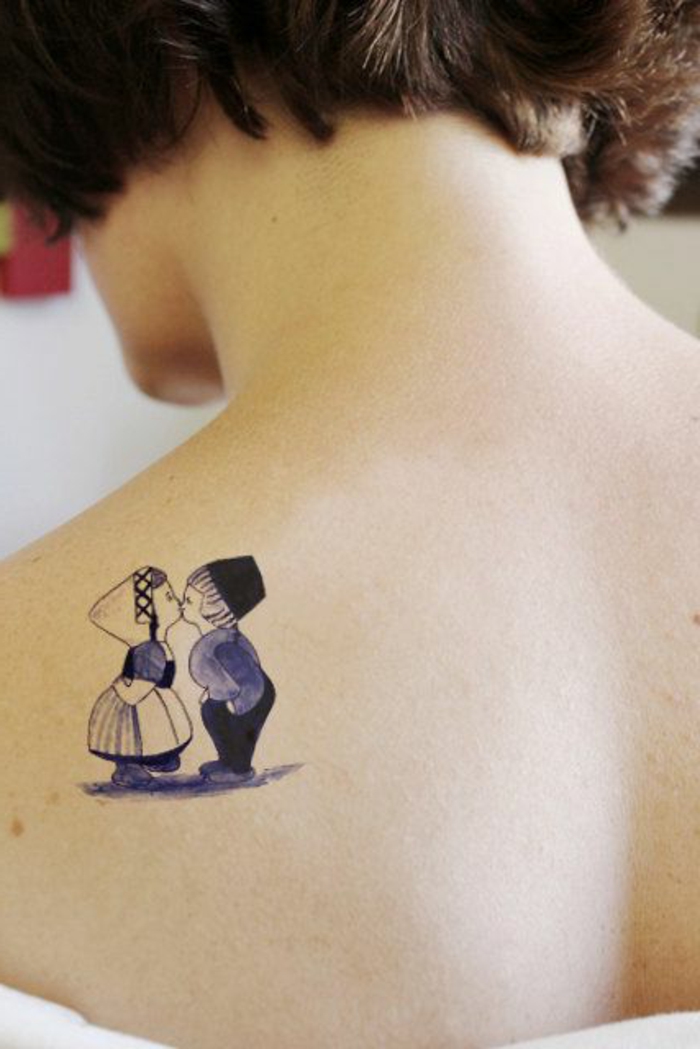 tattoos frau romantische kleine tattoo-ideen mädchen und junge küssen einander retro stil tattoo dezent