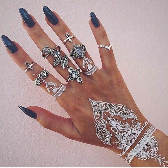 kleine tattoo ideen weiße motive in form von henna tattoo gestalten ausgefallene ringe und nageldesign