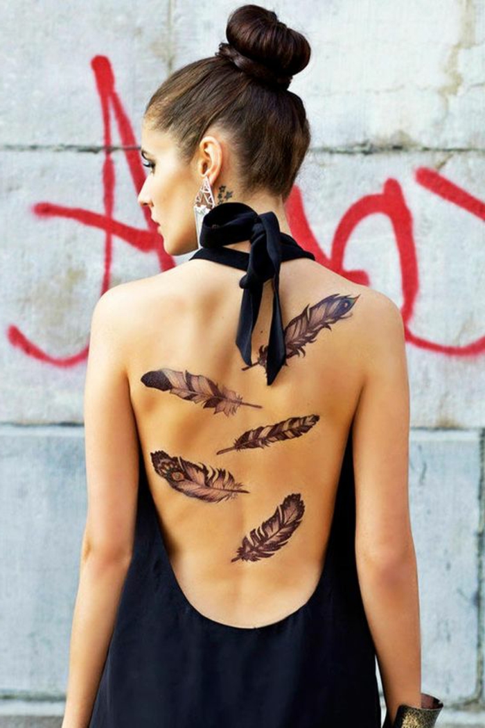 kleine tattoo ideen nackter rücken mit federn dekoriert tattoos ausgefallene tattoo idee frau zopf frisur